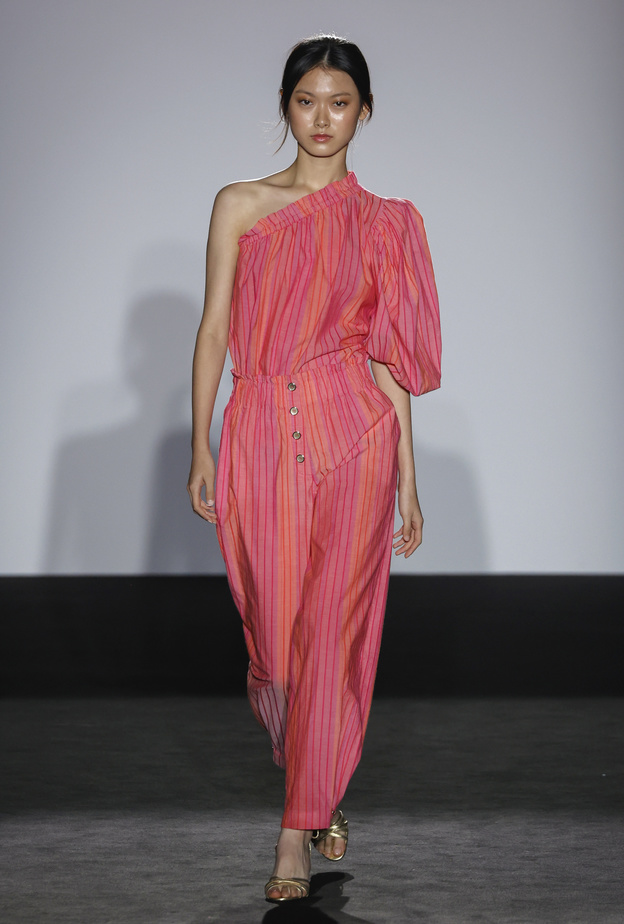 أجمل صيحات البناطيل العصرية والملفتة في الصيف