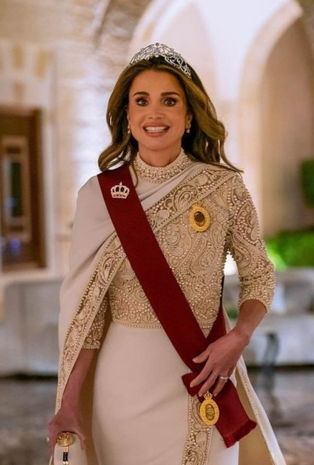 اختيارات جمالية جذابة تتوج إطلالات الملكة رانيا مع ابنتيها في حفل زفاف الأمير حسين