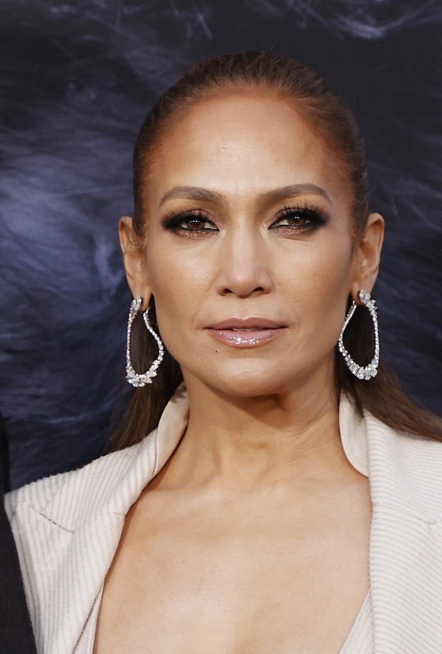 جينيفر لوبيز تُجدّد صيحة المكياج البرونزي بهذه الخطوات بأحدث ظهور لها ..استلهمي منها