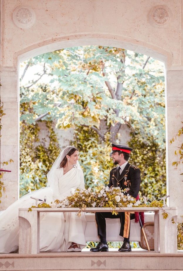 كيف تشابهت إطلالة كيت ميدلتون في يوم عٌرسها مع طّلة الأميرة رجوة؟