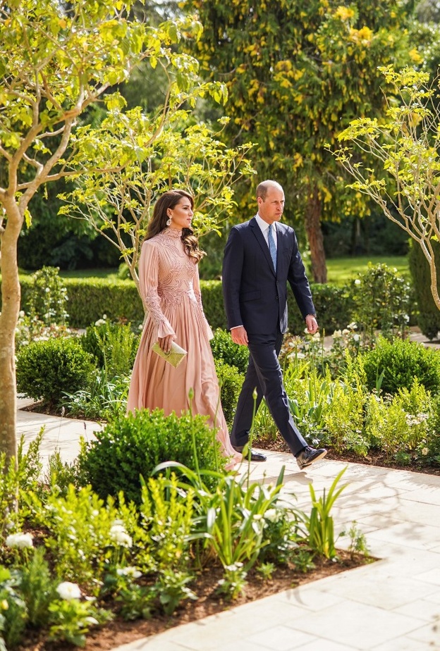 لم يقتصر توقيعه على فستان العروس فقط... إيلي صعب وراء إطلالة كيت ميدلتون الأنيقة  