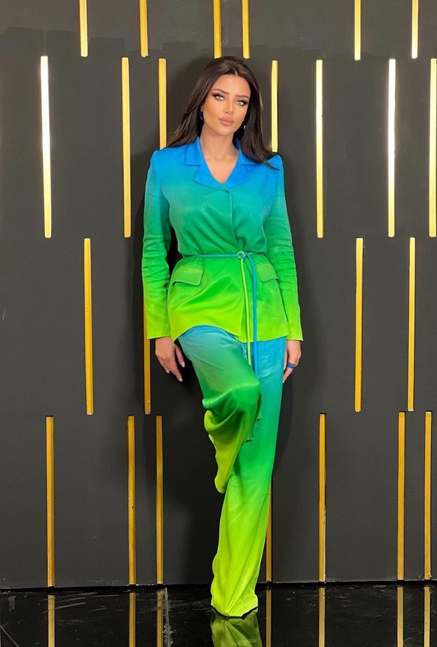 اطلالات رضوى الشربيني باللونين الأزرق والاخضر في فترة النهار