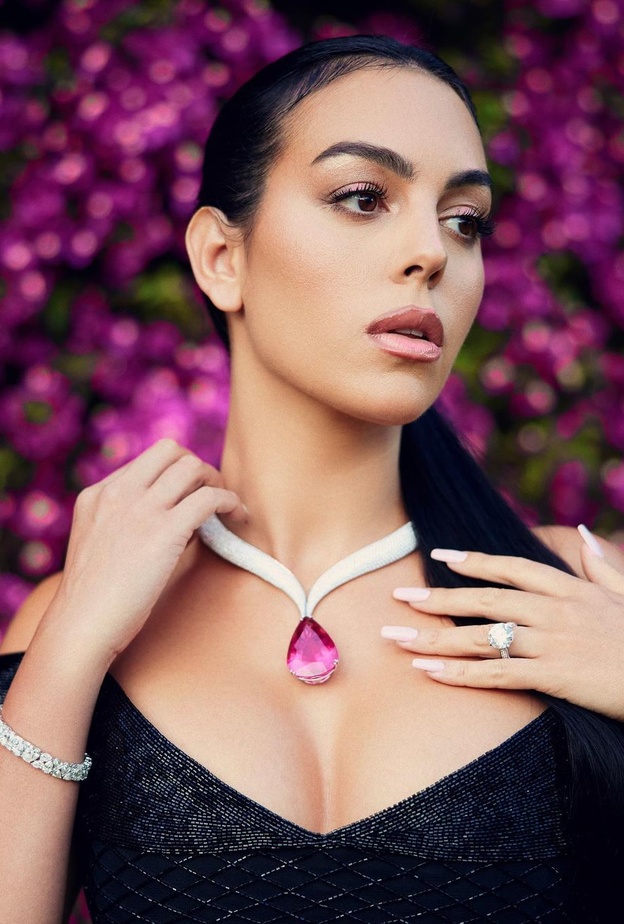 تبادل إطلالات ومجوهرات بين جورجينا رودريغيز ونور الغندور