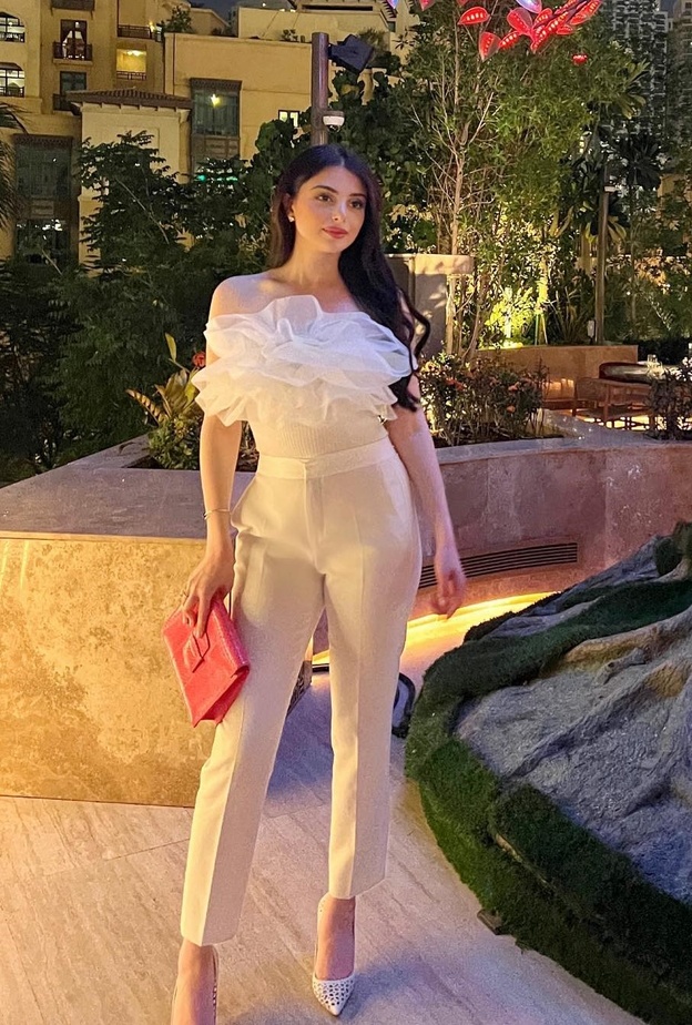 ماريتا الحلاني تتألق بأكثر من إطلالة أزياء ناعمة في وداع عزوبيتها بينها البيجاما..بالصور