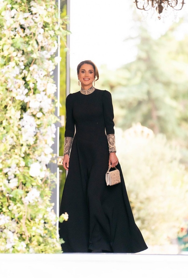 الملكة رانيا بإطلالة أنيقة بالأسود من Dior
