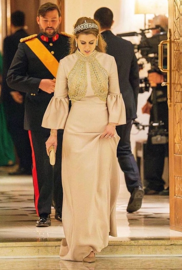 الأميرة بياتريس تظهر بتاج والدتها في احتفالات زفاف ولي عهد الأردن