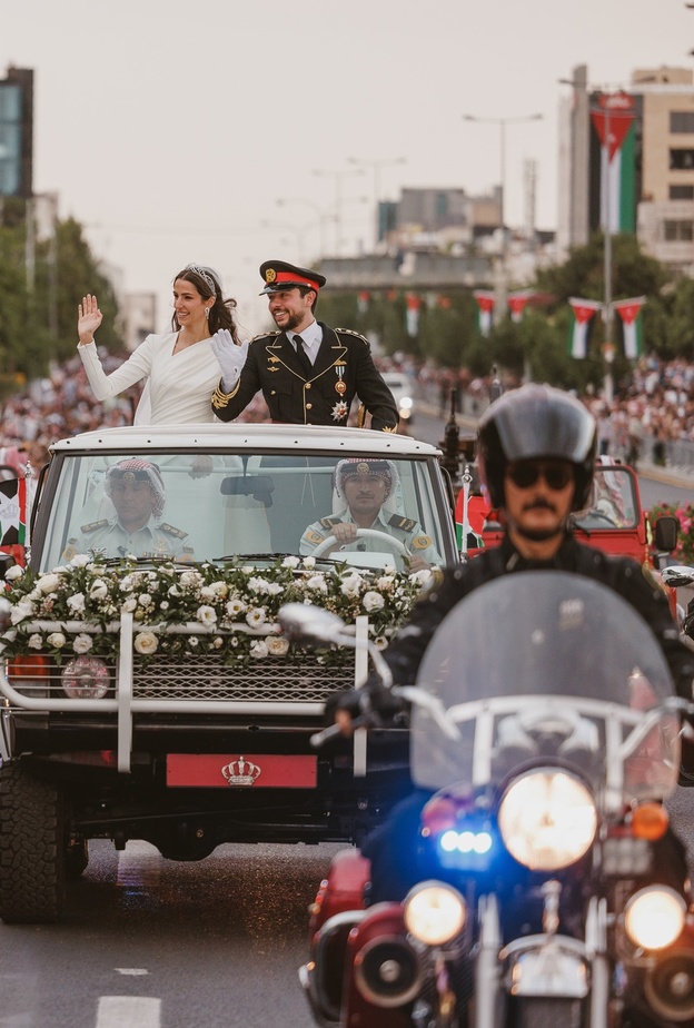 لهذا السبب تذكر الكثيرون الملكة إليزابيث الثانية وزوجها في احتفال زفاف الحسين