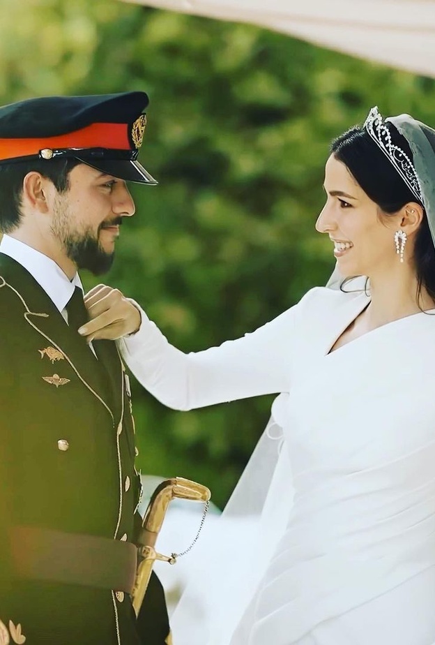 هل يقطع الأمير الحسين "شهر العسل" لحضور عيد الجلوس الملكي بالأردن؟