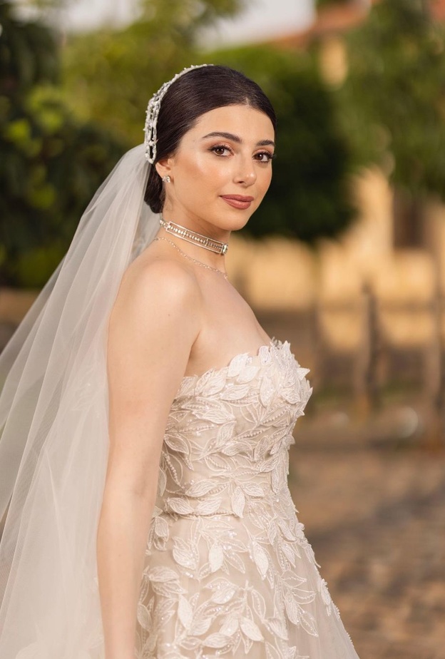 إطلالة مجوهرات ماريتا الحلاني المٌزينة بالألماس اللامع في يوم زفافها