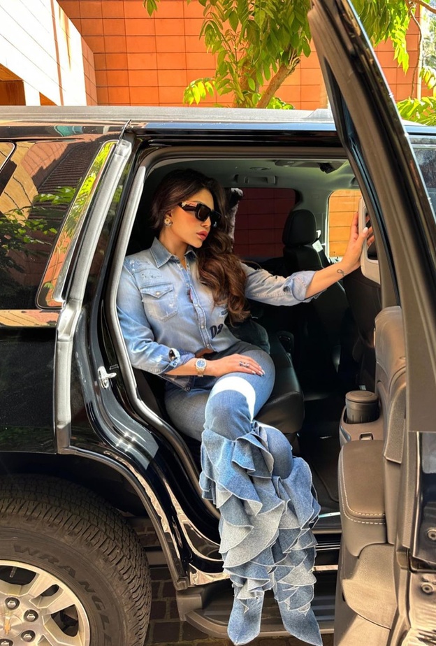 هيفاء وهبي تروج لصيحات جديدة بأزياء الكاجوال في أحدث إطلالاتها ..إليك اختياراتها