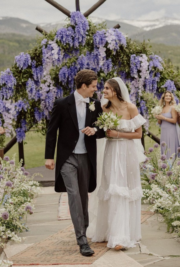 ما هي قطعة المجوهرات التي خطفت الأنظار يوم زفاف عارضة الأزياء تايلور هيل Taylor Hill؟