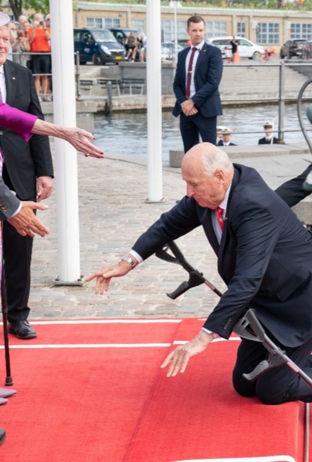 سقوط ملك النرويج هارالد الخامس أثناء زيارته الرسمية إلى الدنمارك