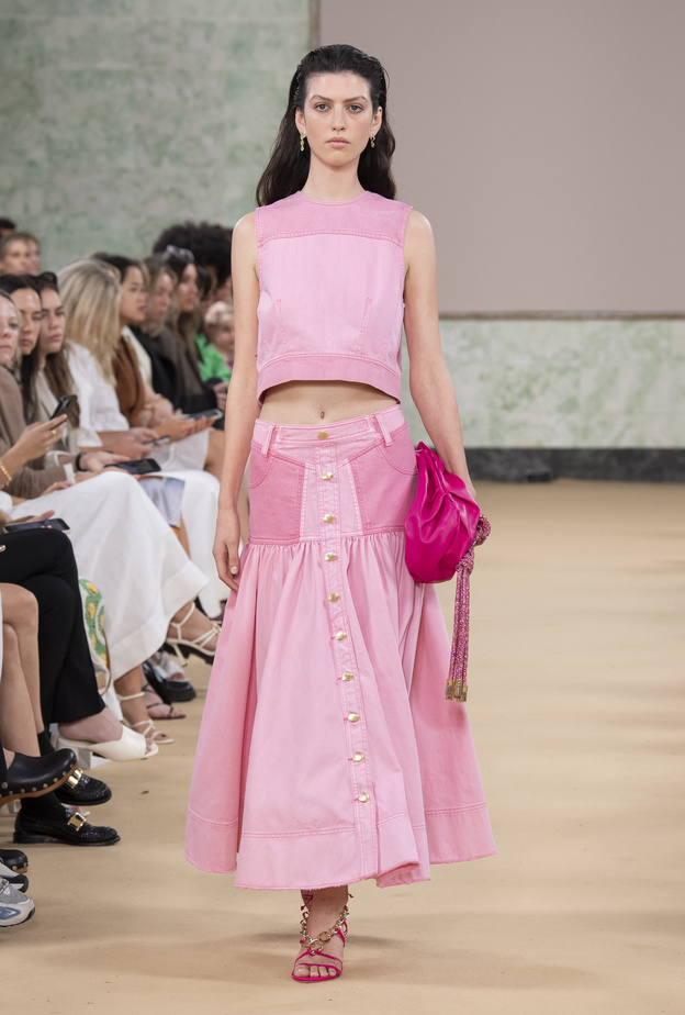 التنانير منخفضة الخصر أحدث صيحات الموضة