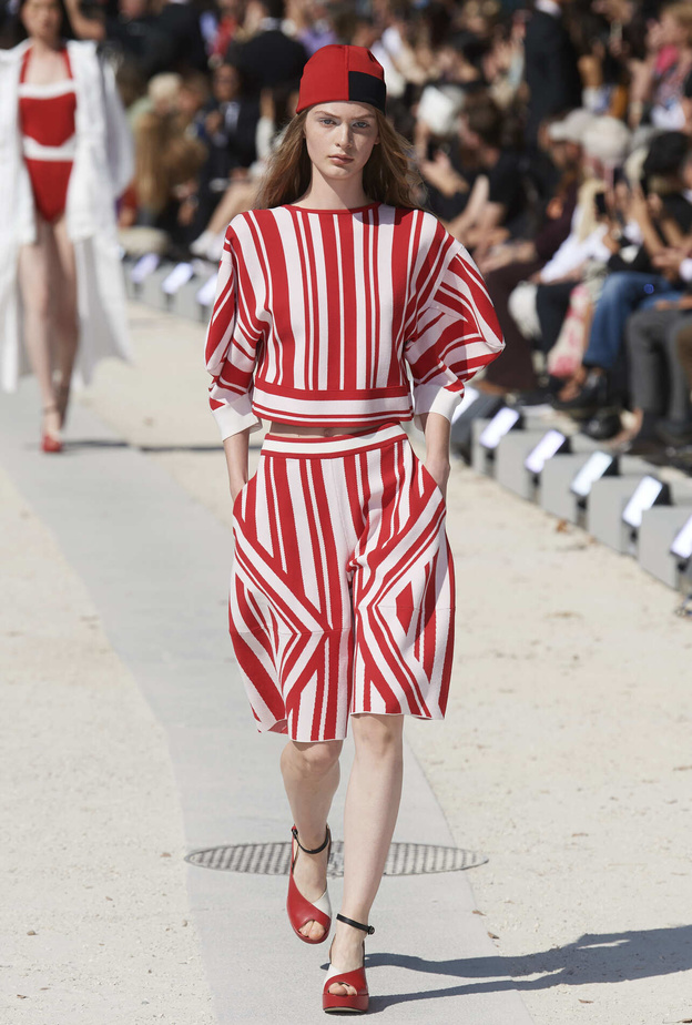 أجمل إطلالات السفر مع شورتات البرمودا