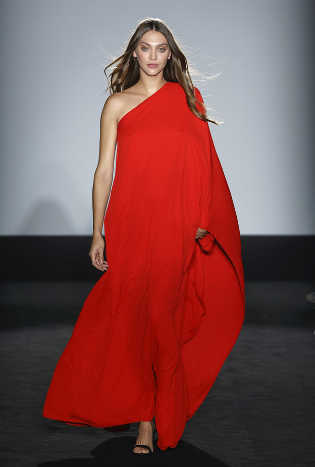 إطلالة أنيقة باللّون الأحمر من Avellaneda