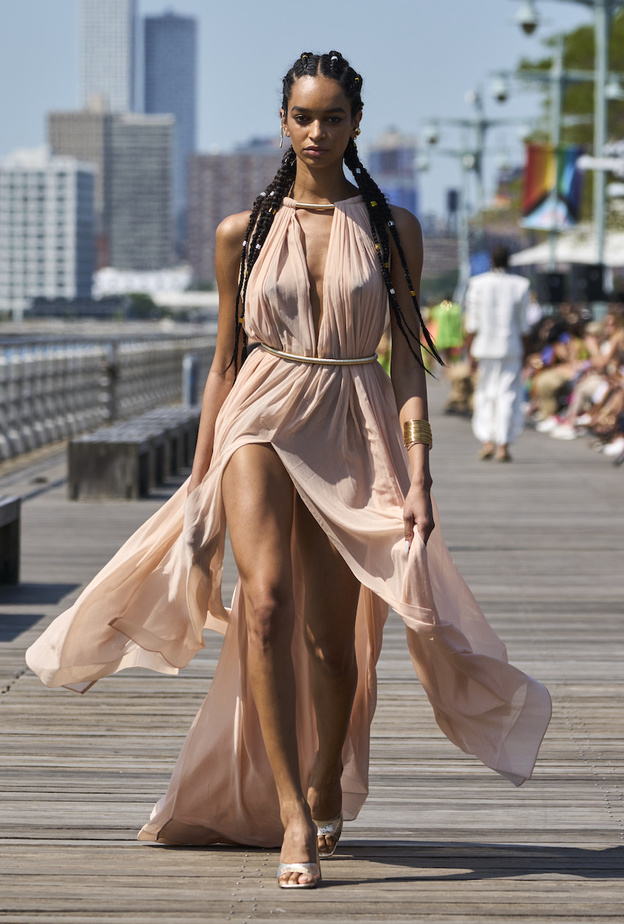 ميكونوس أحد أبرز الوجهات الصيفية.. إليك بعض أفكار الاطلالات الملائمة لهذه الوجهة