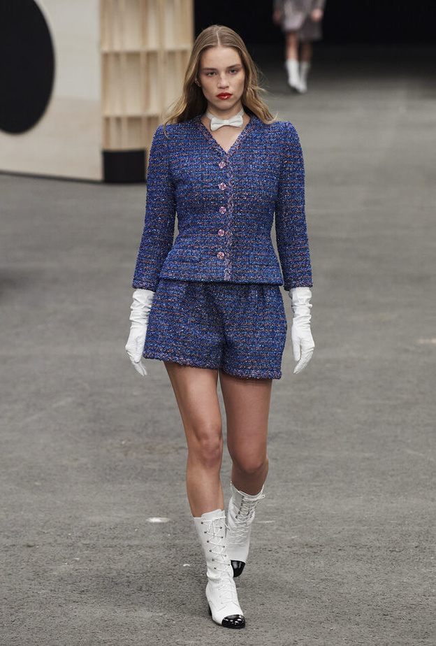 إطلالة كاجوال شيك لافتة من CHANEL