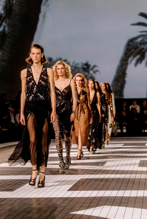 6 وجهات سياحية احتضنت أشهر عروض أزياء الوجهات لهذا الصيف... رحلة حول العالم مفعمة بالثقافة والأناقة