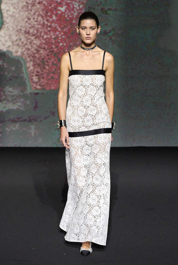 فستان أبيض وأسود كلاسيكي أنيق من CHANEL