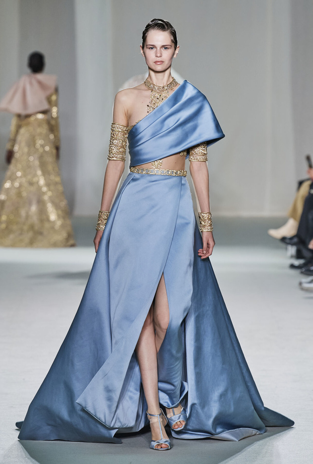 فساتين سهرة ملونة لمناسباتك الصيفية في العطلة