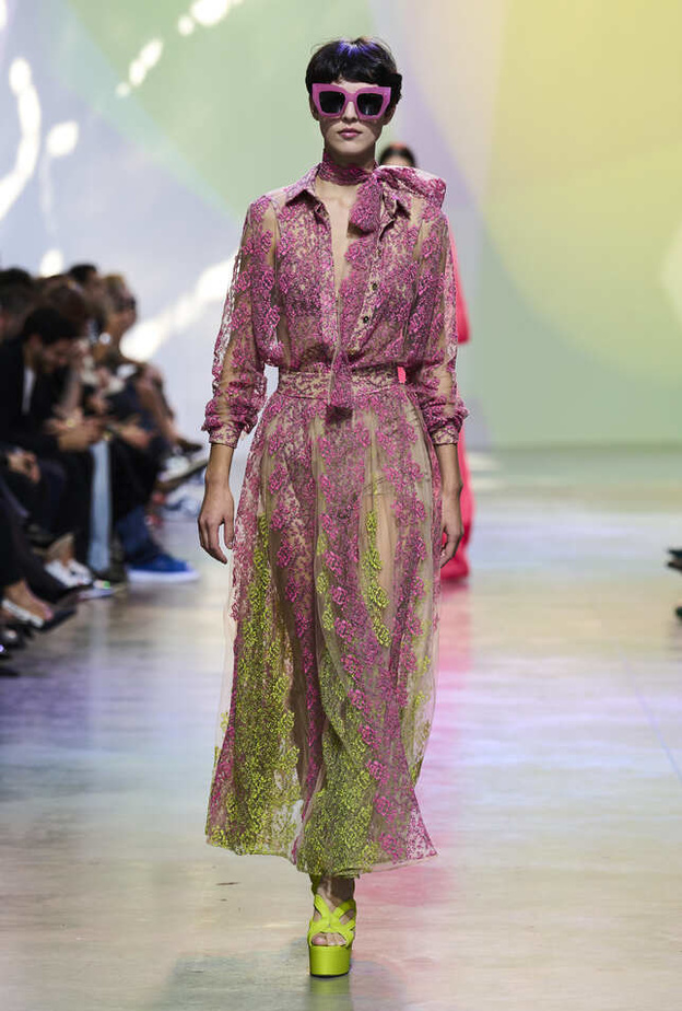 قميص لافت بإطلالة أنيقة من Elie Saab