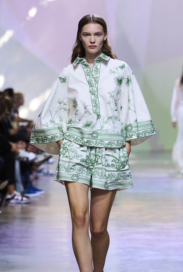 صيحات التوبات الفضفاضة لارتدائها في الأيام الحارة