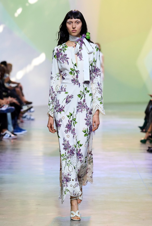 الأزهار صيحة أزلية زينت ملابس الشعوب القديمة ولا تبطل موضتها أبداً