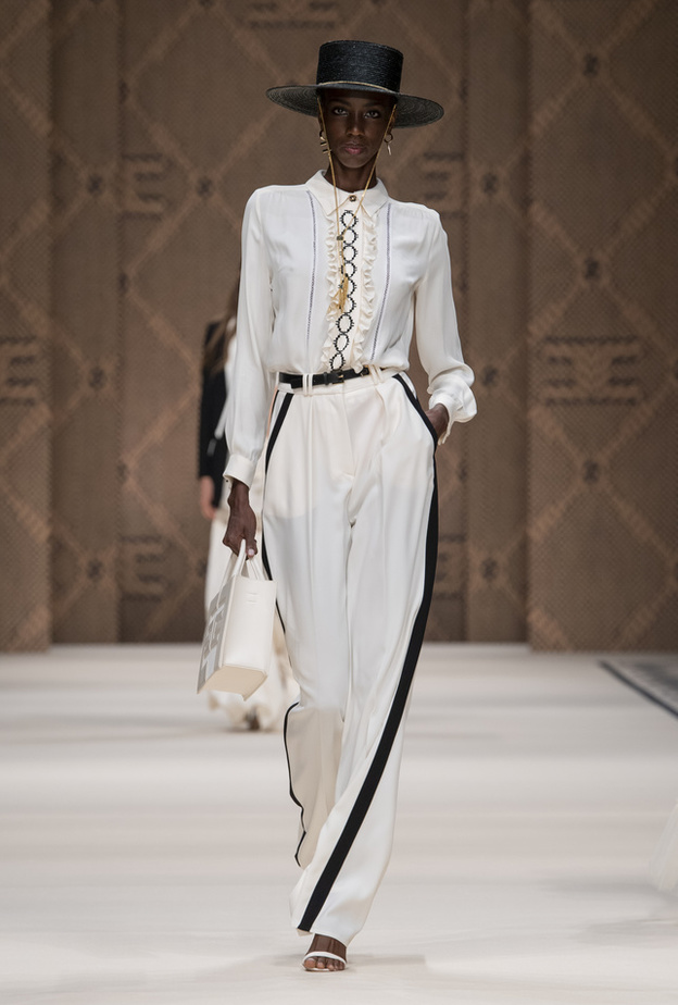 إطلالة من Elisabetta Franchi