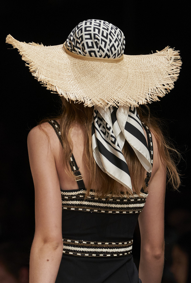 موديلات قبعات شبابية رائجة في رحلات السفر