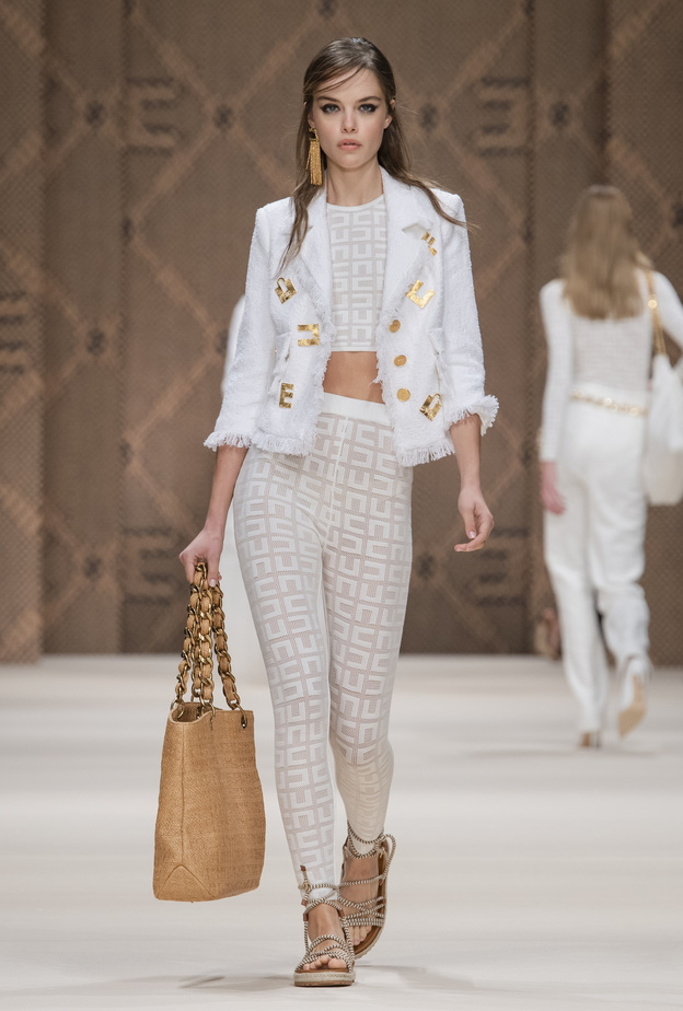 إطلالات باللون الأبيض لعطلة الصيف