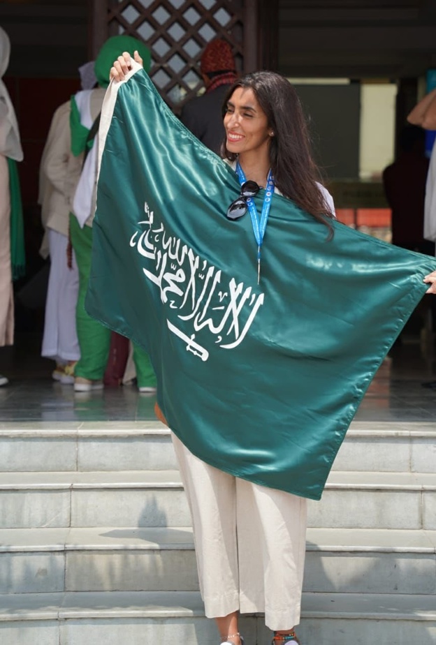 لاعبات المنتخب السعودي لليوغا ترفعنَ علم المملكة