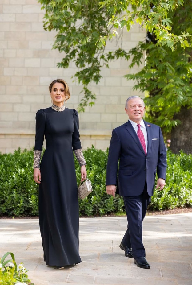 أناقة راقية للملكة رانيا بإطلالة ساحرة بالأسود بتوقيع ديور