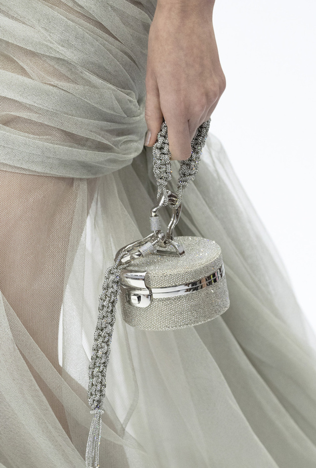 موضة الأكسسوارات الفضية تضفي الأناقة في صيف 2023