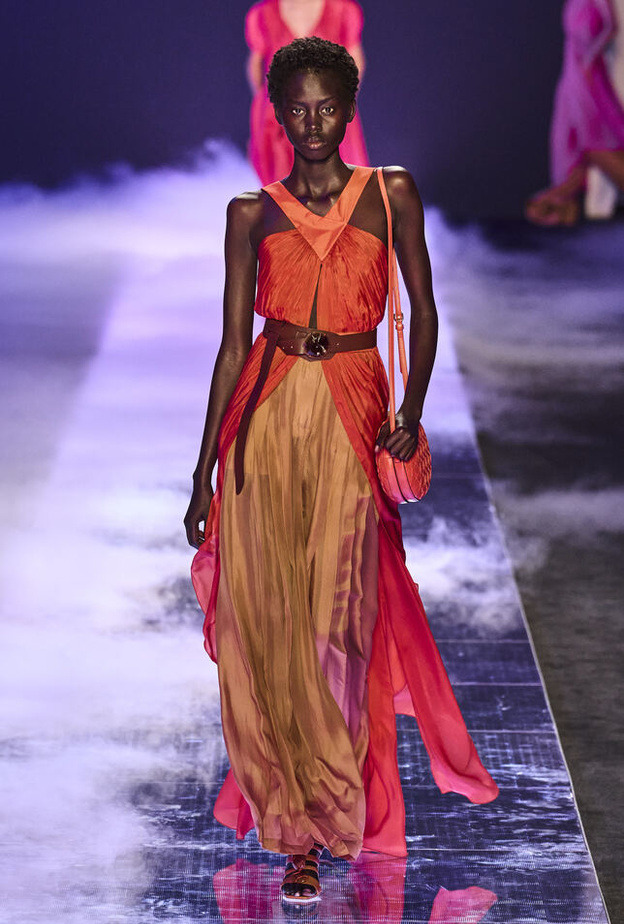 إطلالة من Alberta Ferretti بالبرتقالي 