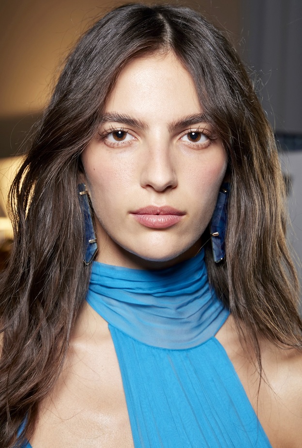 6 طرق أساسية لتثبيت لون الشفاه النيود أثناء السفر.. إعتمديها بطرق متقنة