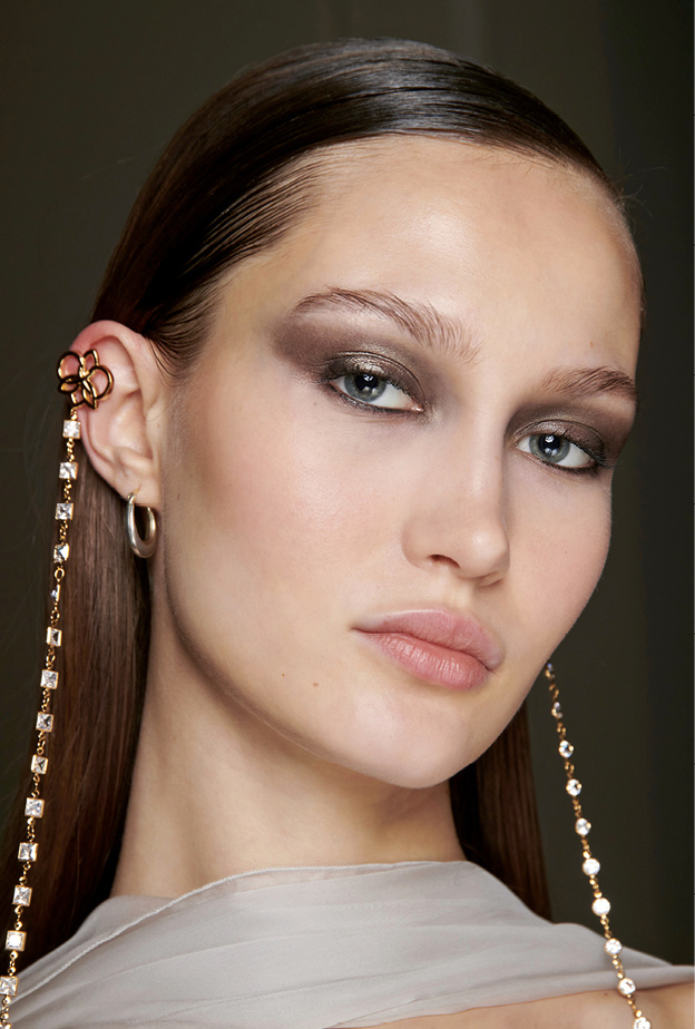 من حقيبة المكياج الى العطور ..دليل جمالي للعروس في إجازة العمر