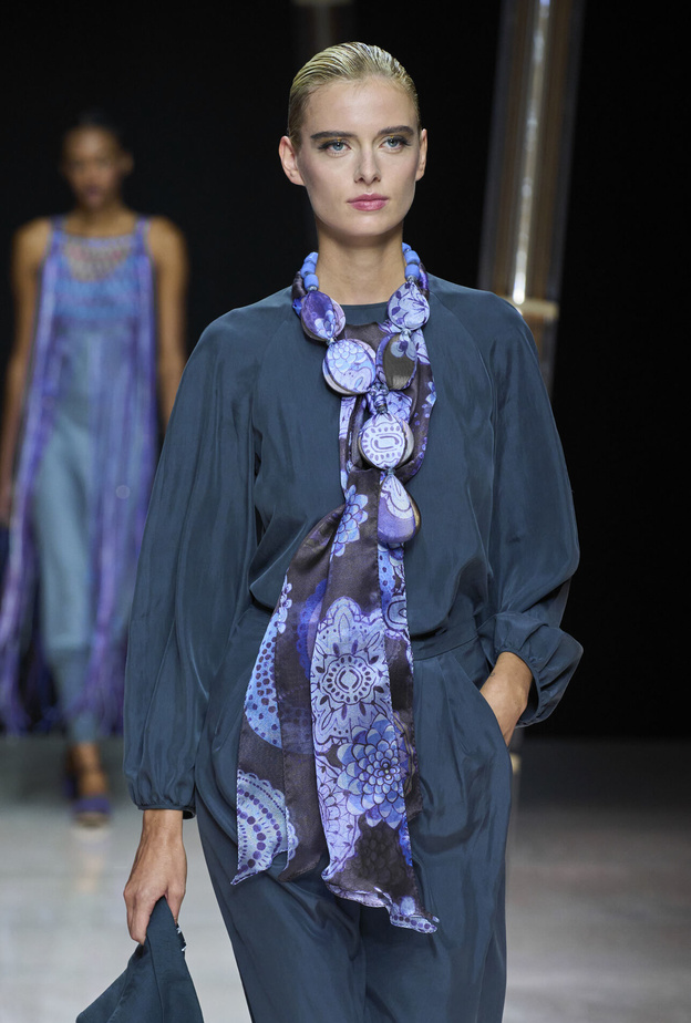 موضة السكارف الحريري عنوان أناقتك هذا الصيف