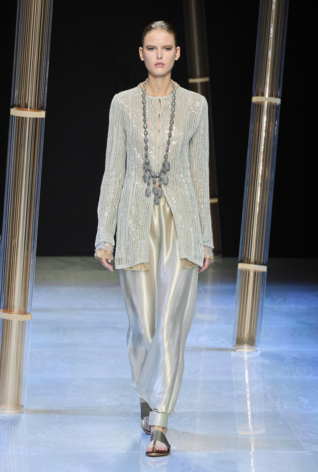 موضة البنطلون المعدني في صيف 2023