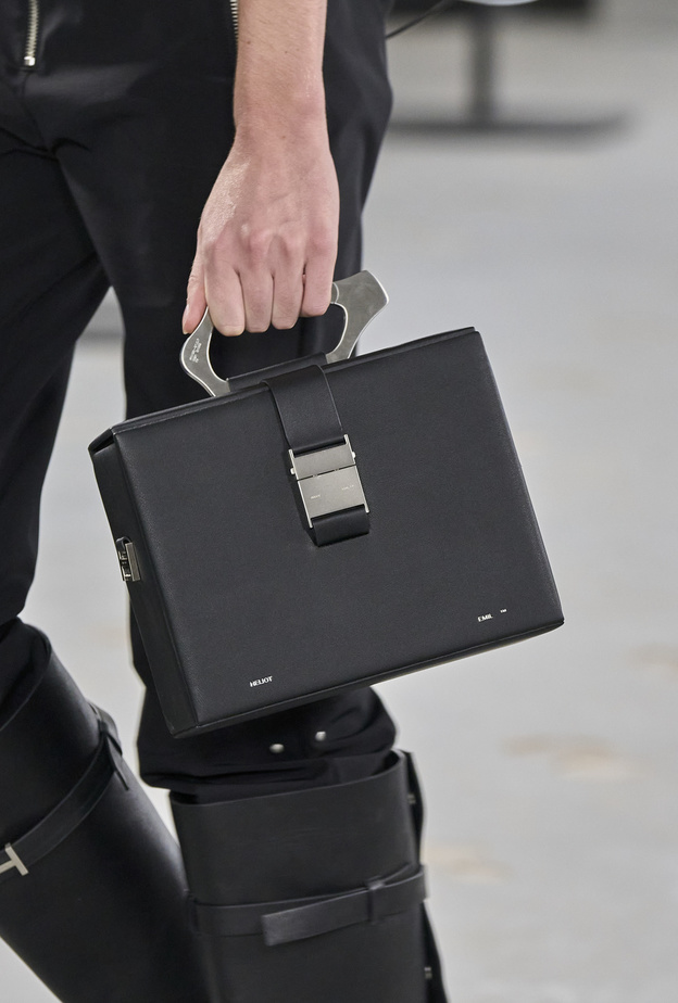 الحقائب العصرية مع مسكة اليد الصغيرة لا غنى عنها في خزانتك