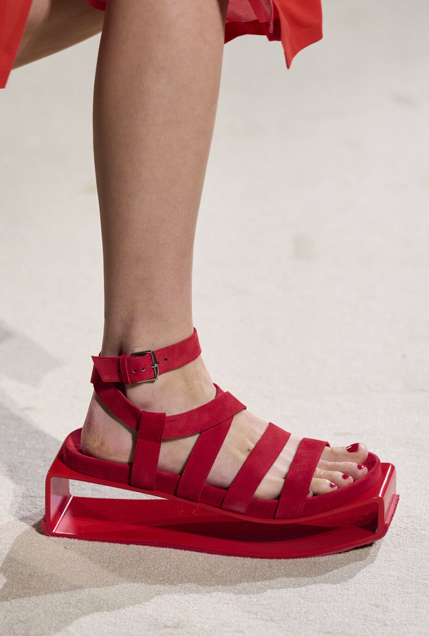 موديلات أحذية مسطحة رائجة في عطلة صيف 2023