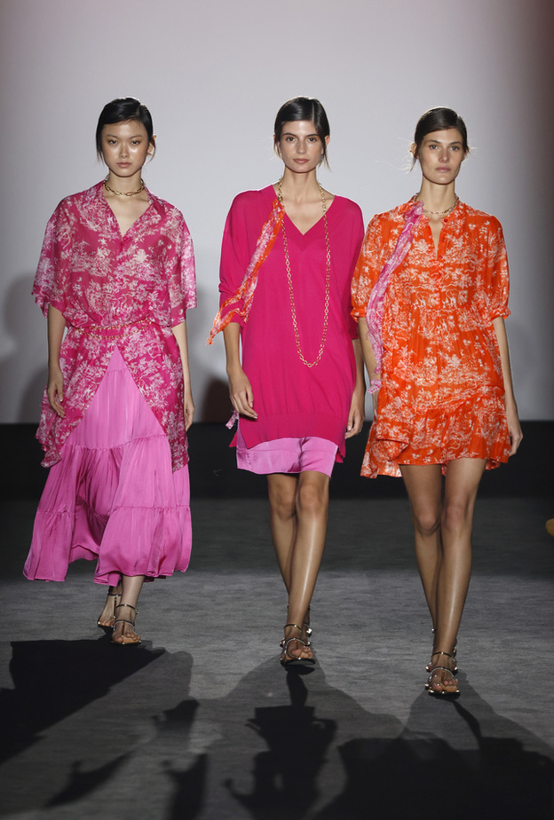 تصاميم فضفاضة تناسب المرأة الحامل من Lebor Gabala