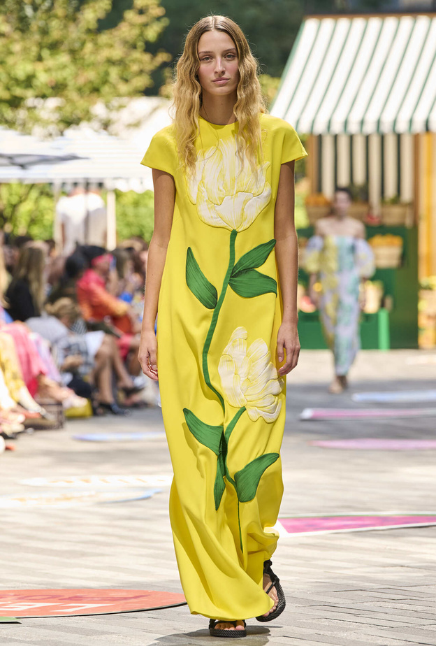 تألقي على الشاطئ بأجمل صيحات الفساتين الصفراء