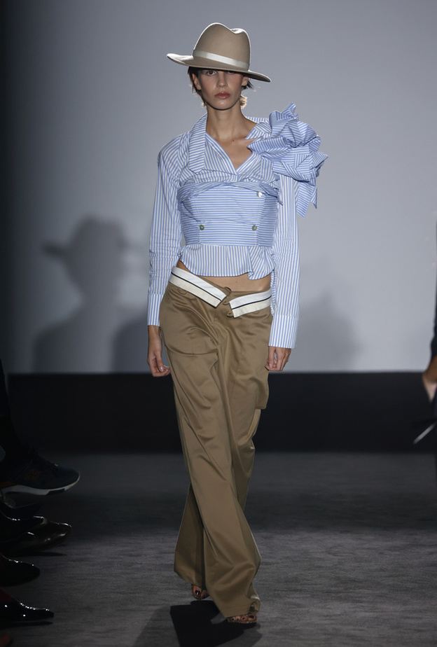 إطلالة لافتة من Menchen tomas