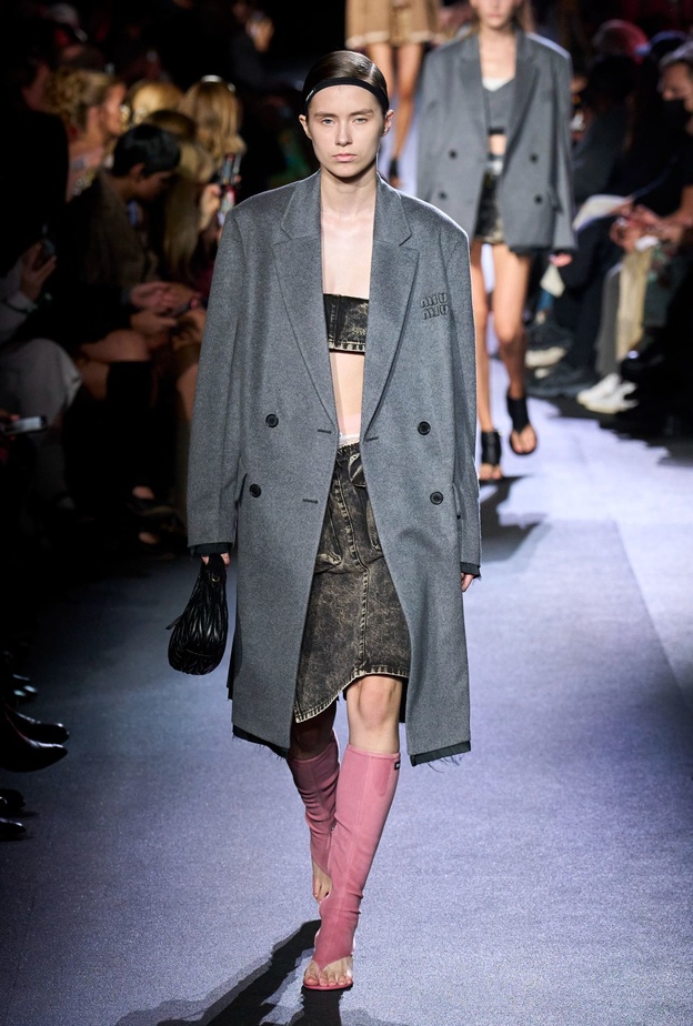  التنورة الجينز تعود مجدداً إلى منصات الموضة استعدي لتنسيقها هذا الصيف!