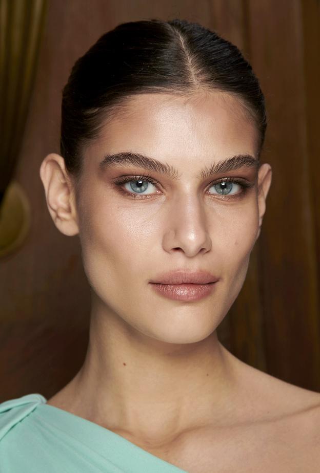 أشكال الحواجب الرائجة في صيف 2023