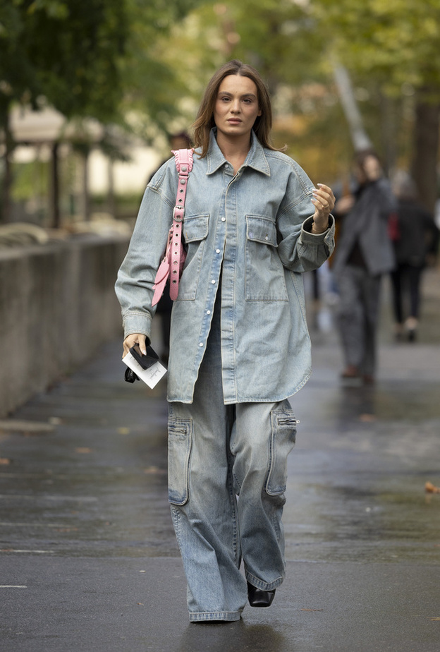 إطلالة بملابس واسعة من Street style 