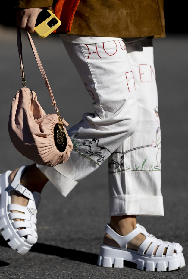 الصندل الصيفي المفتوح بتصميمه المريح صيحة مستمرة معنا لصيف 2023