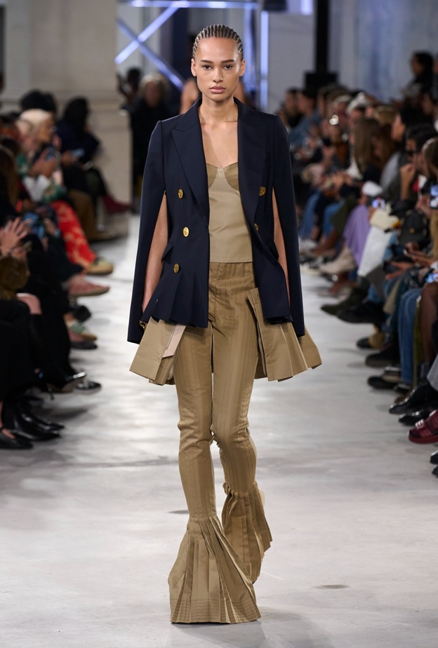 من مجموعة ساكاي ربيع 2023 للملابس الجاهزة