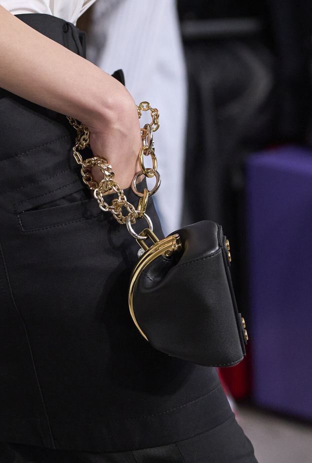 الحقائب المزينة بالسلاسل في الصيف