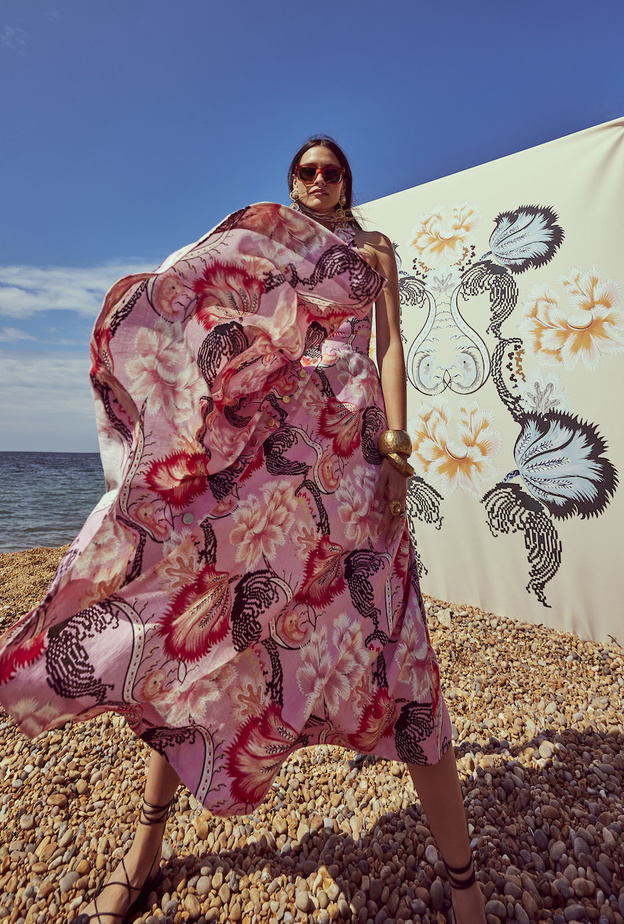 الفساتين الموّردة أبرز صيحات الربيع فهل تكون خيارك الأول في الإجازة الصيفية